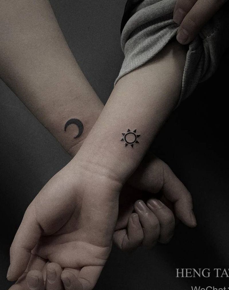 日月纹身图片_手部图腾纹身图案