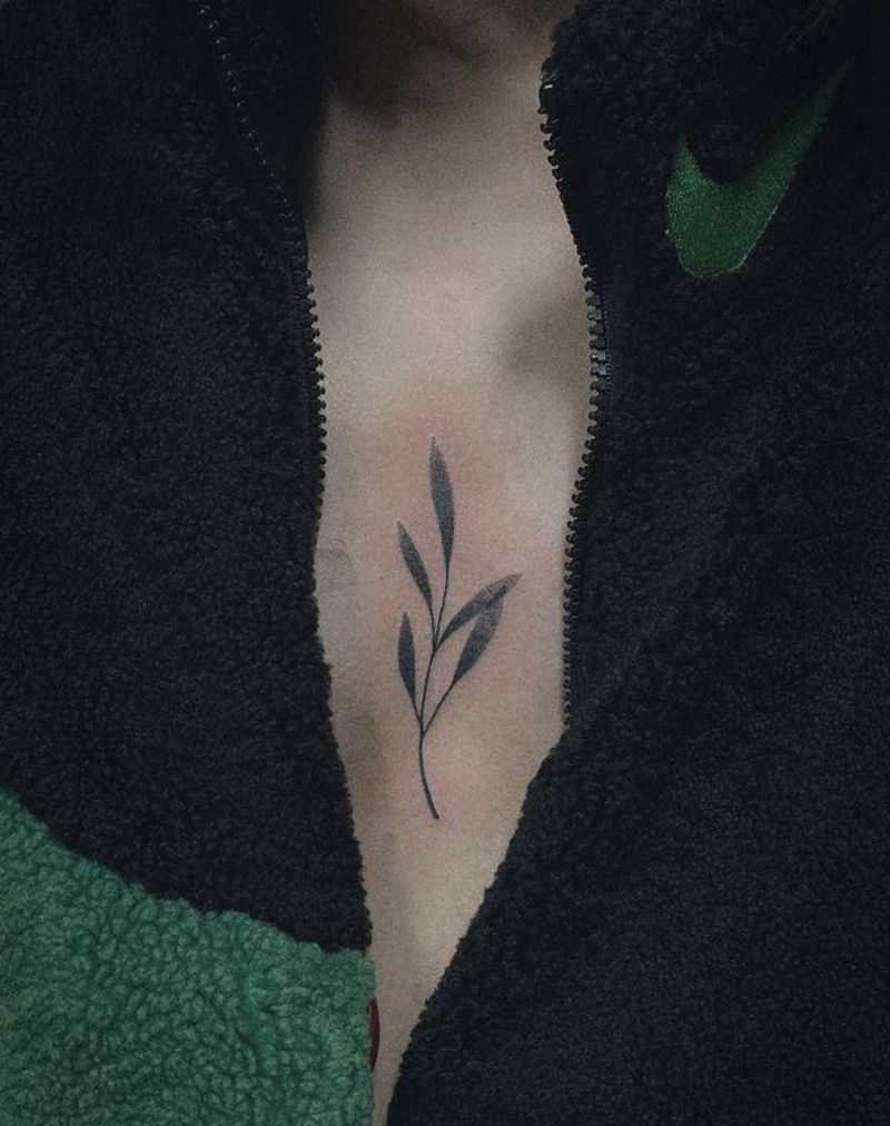 柳叶纹身图片_胸部点刺几何纹身图案