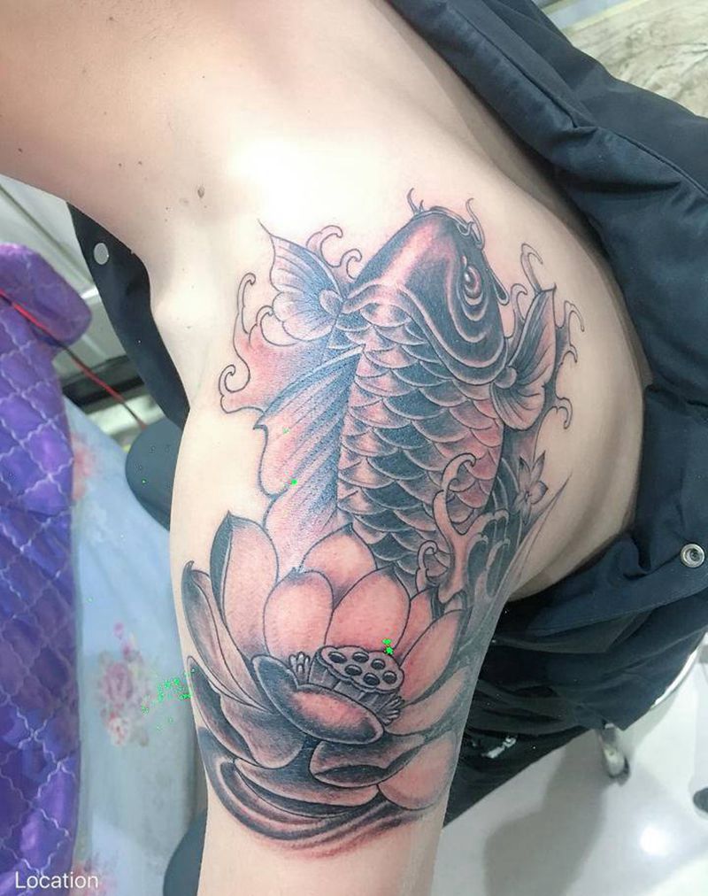 大臂鲤鱼纹身图片_肩部颈部新传统纹身图案