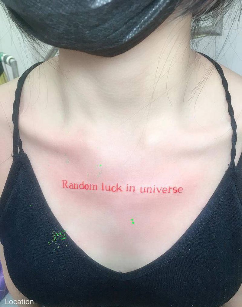 彩色英文纹身图片_胸部新传统纹身图案