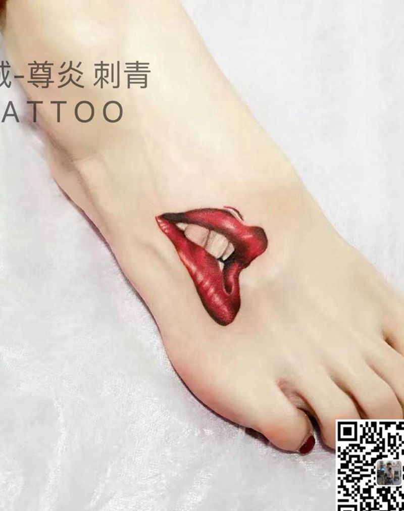 嘴唇纹身图片_脚部胸部欧美写实水彩纹身图案