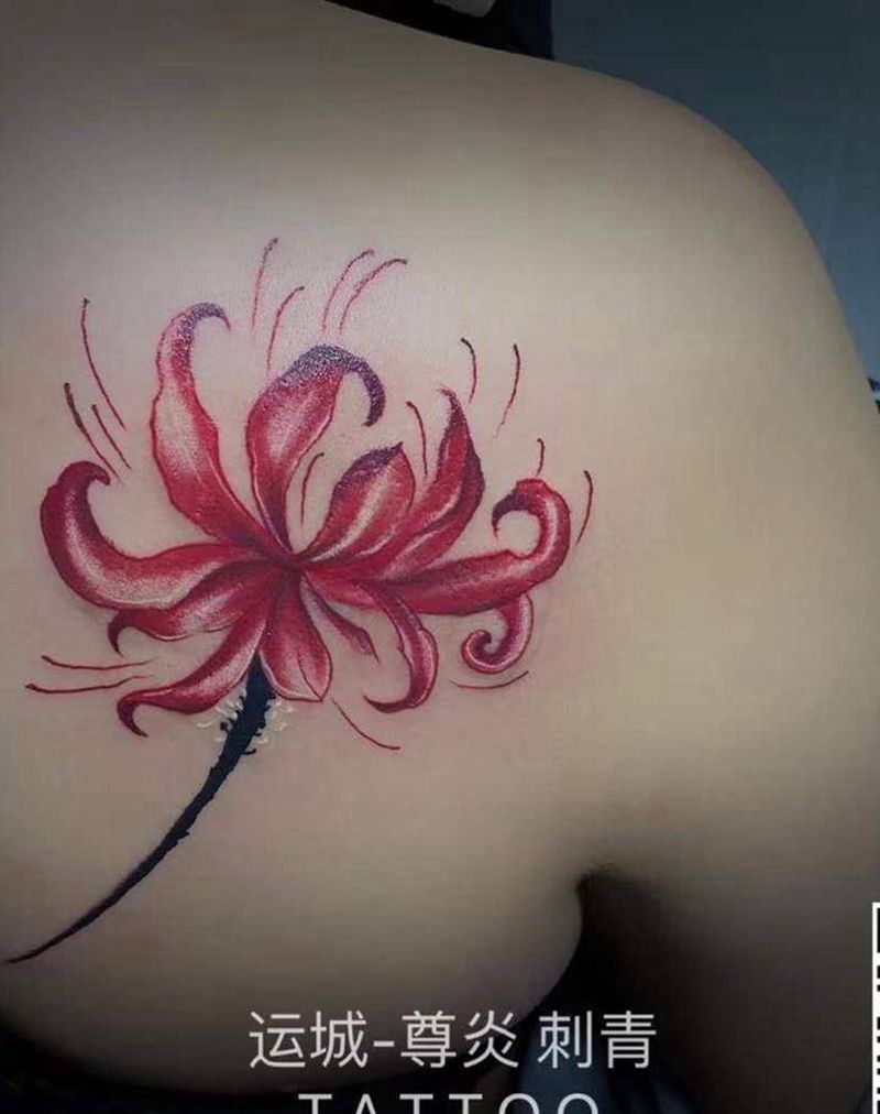 彼岸花纹身图片_肩部背部水彩点刺纹身图案
