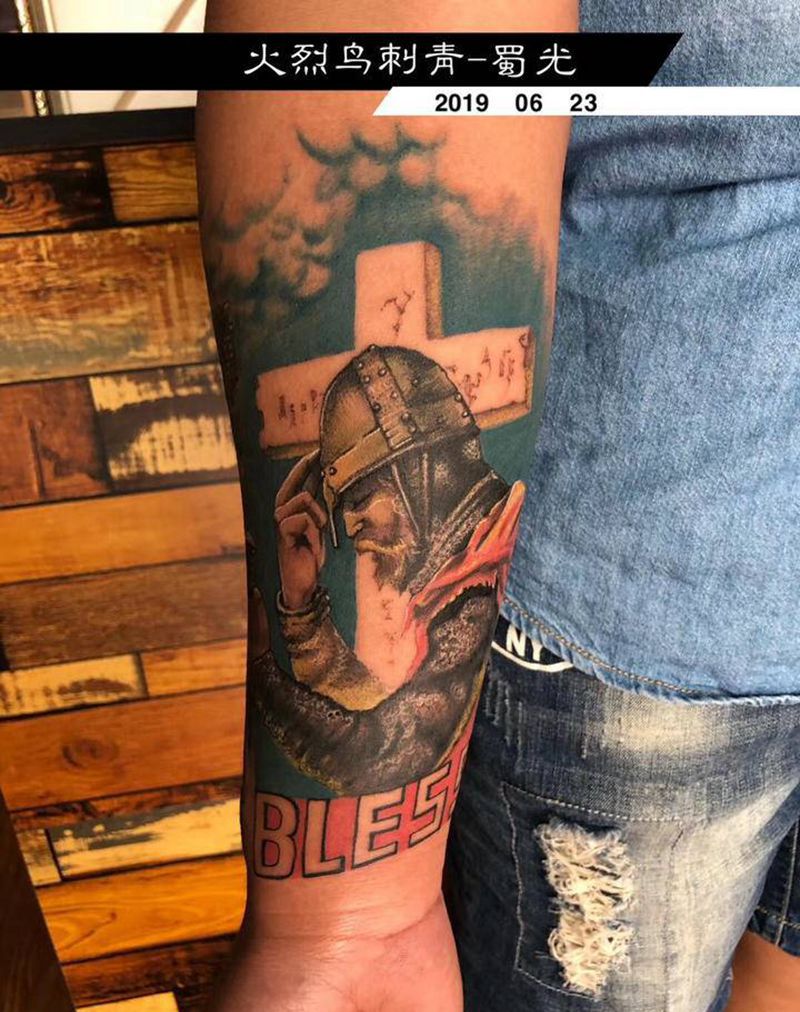 祷告纹身图片_手臂纹身图案