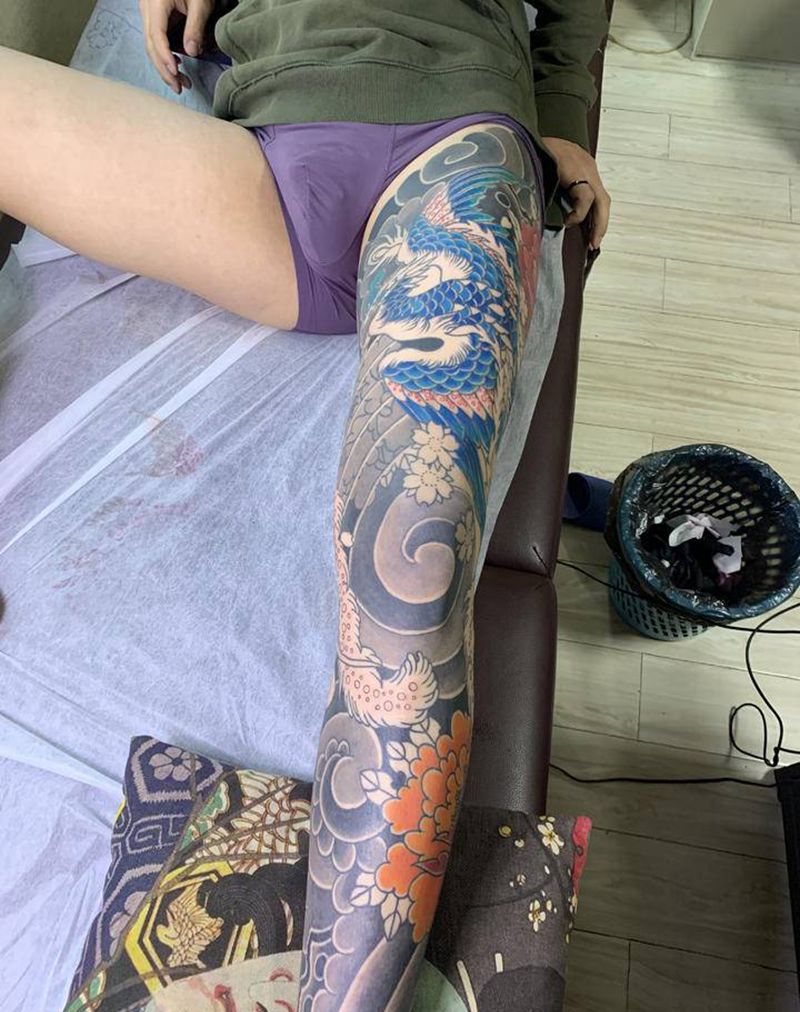 老传统凤凰花腿纹身图片_腿部老传统纹身图案