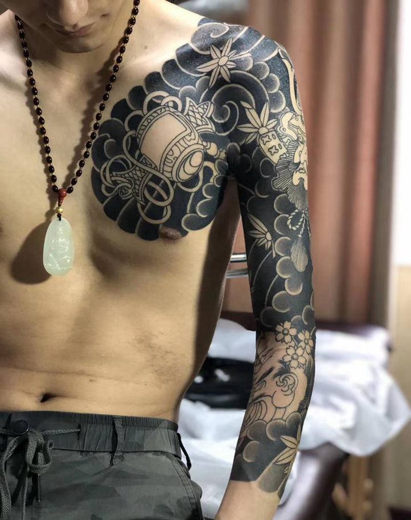 半甲七分袖纹身图片_胸部臀部老传统纹身图案