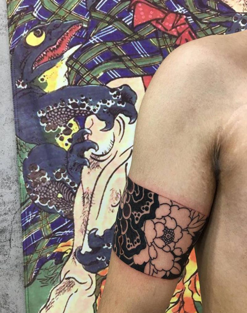 老传统臂环纹身图片_手臂肩部老传统图腾牡丹泡泡云版雾纹身图案