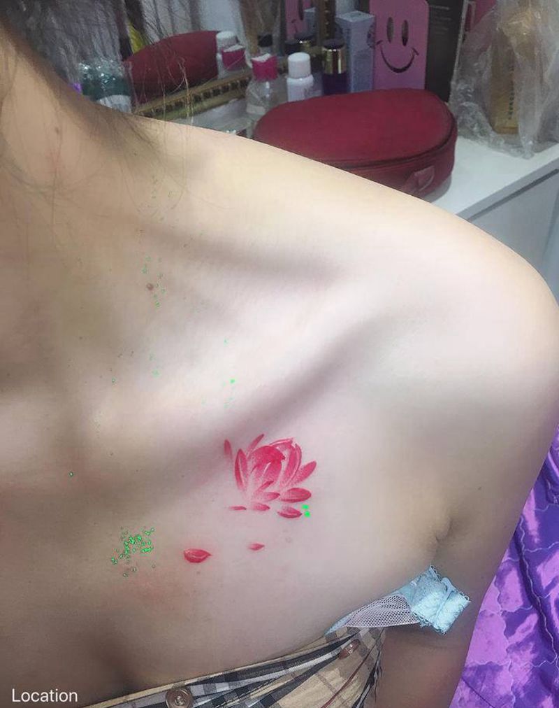 莲花的的开落l纹身图片_胸部新传统纹身图案