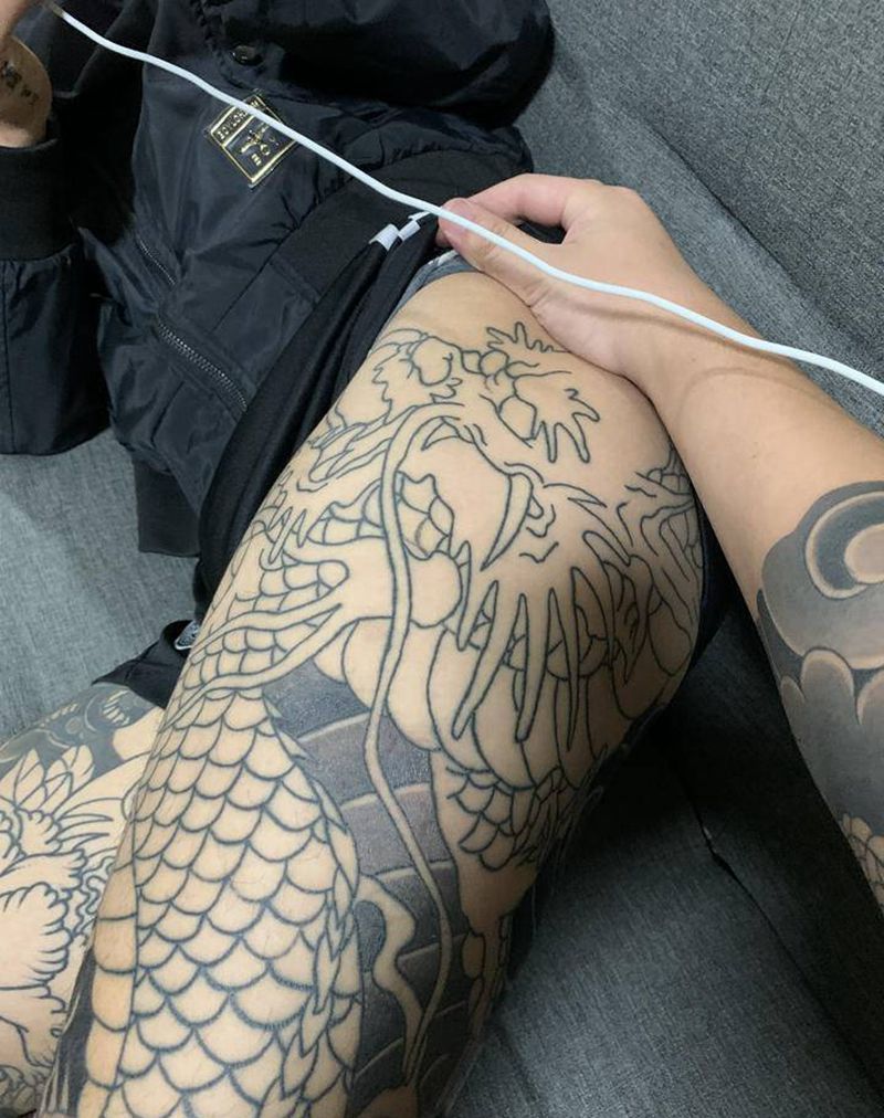 日式花腿背景黑灰完纹身图片_腿部臀部老传统纹身图案