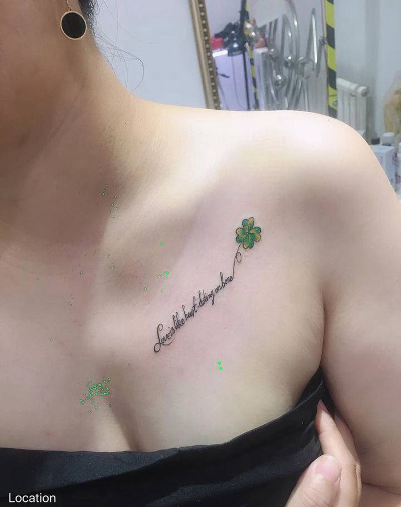 锁骨英文➕花纹身图片_胸部新传统纹身图案