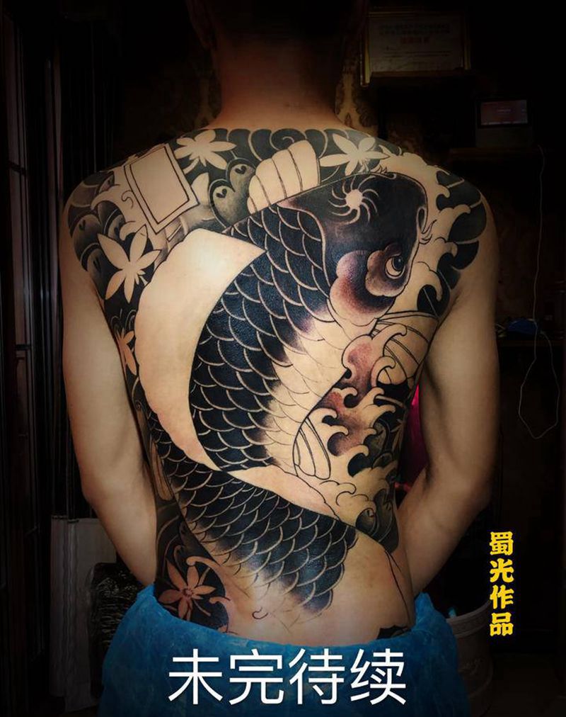 鱼纹身图片_背部纹身图案