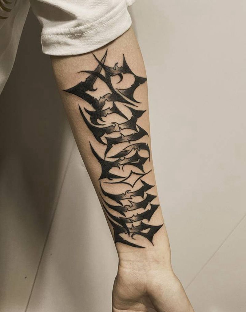 手臂花体字纹身图片_手臂手部花体字点刺纹身图案