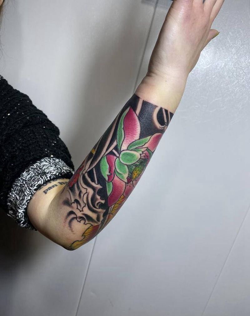 包臂鲤鱼莲花纹身图片_手臂腿部新传统水彩纹身图案