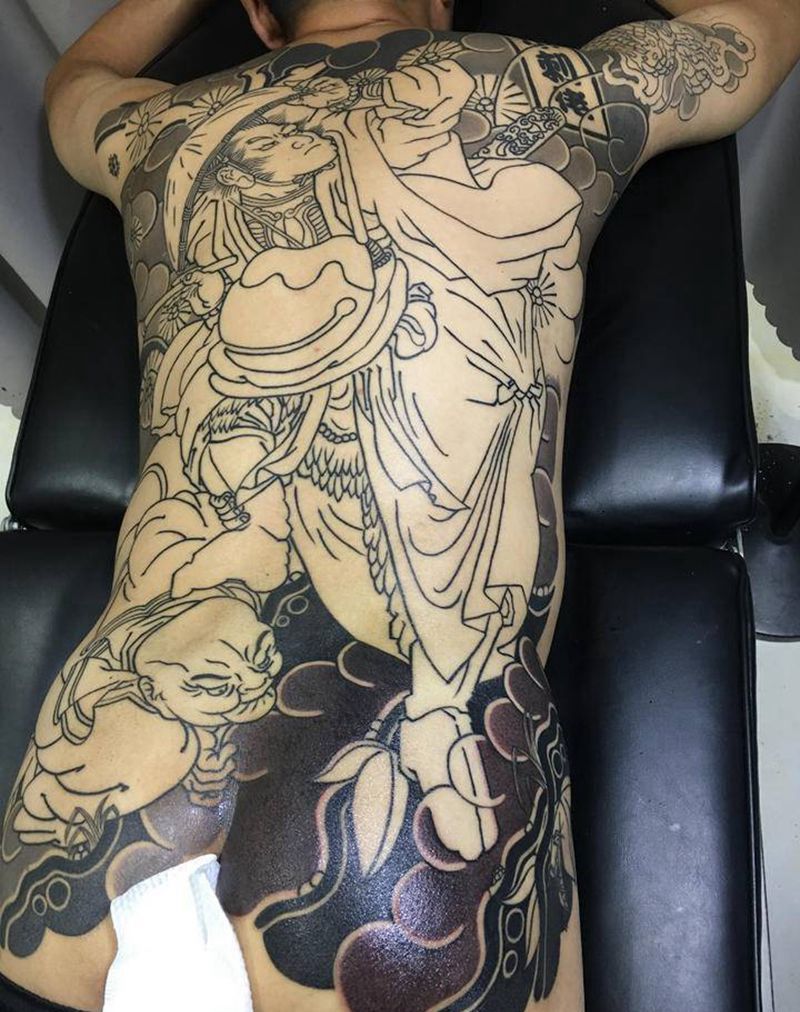 满背黑灰部分纹身图片_臀部背部老传统人物枫叶版雾纹身图案