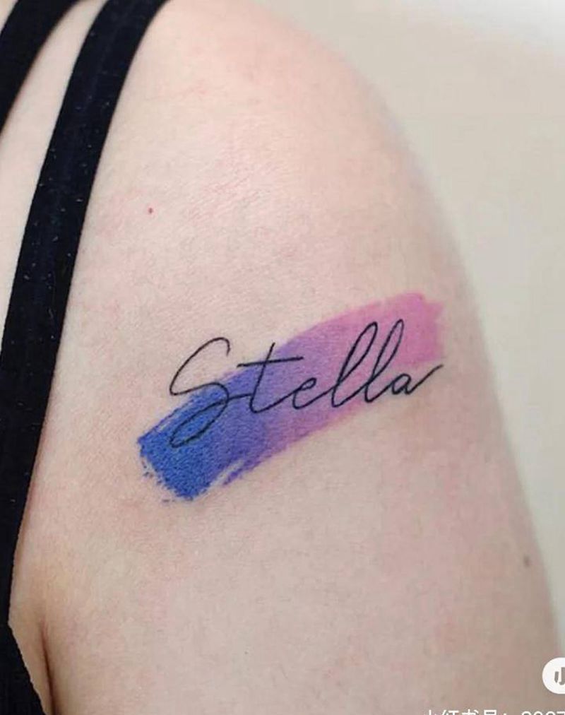 水彩字母纹身图片_手臂肩部水彩花体字纹身图案