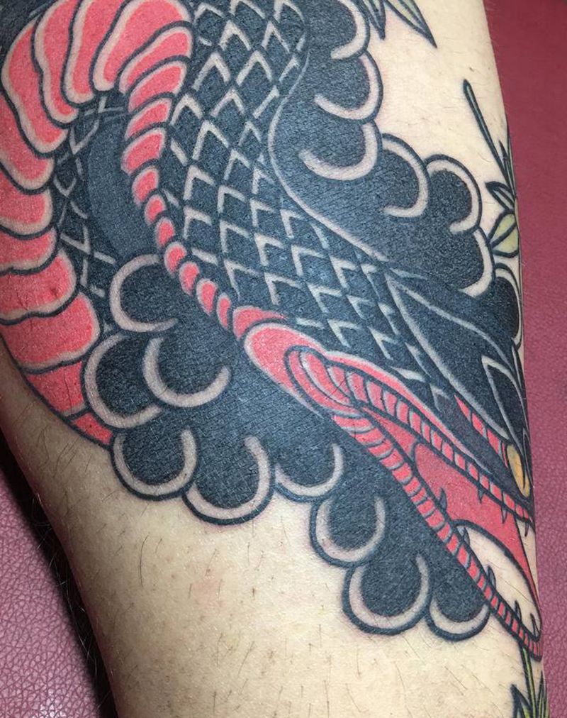 小蛇修改后纹身图片_腿部老传统New School蛇纹身图案