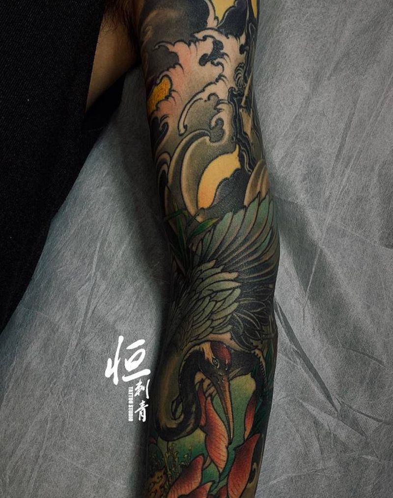 花臂仙鹤荷花纹身图片_手臂新传统纹身图案