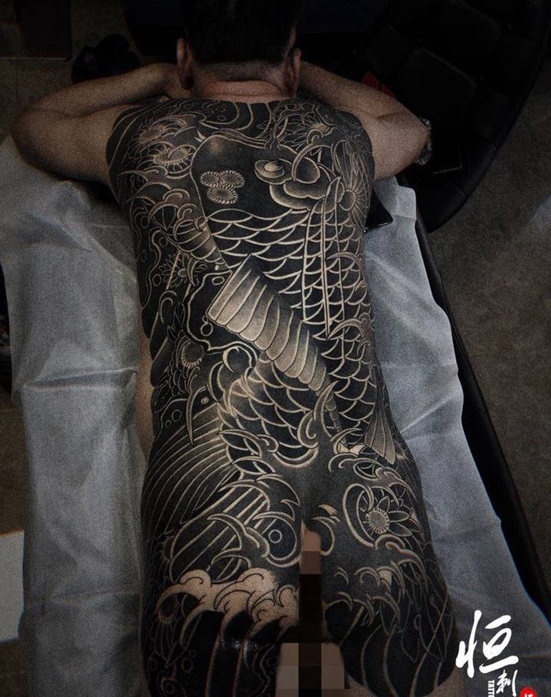 满背鲤鱼纹身图片_背部臀部老传统纹身图案