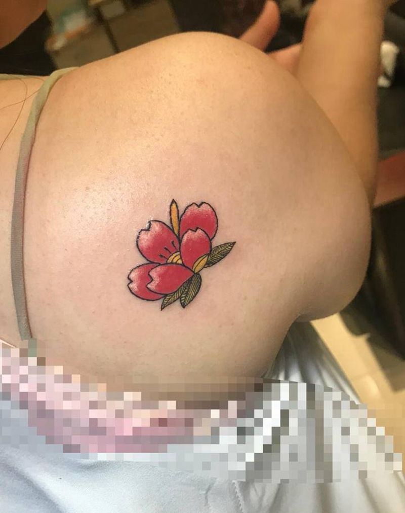 后肩小樱花纹身图片_肩部老传统纹身图案