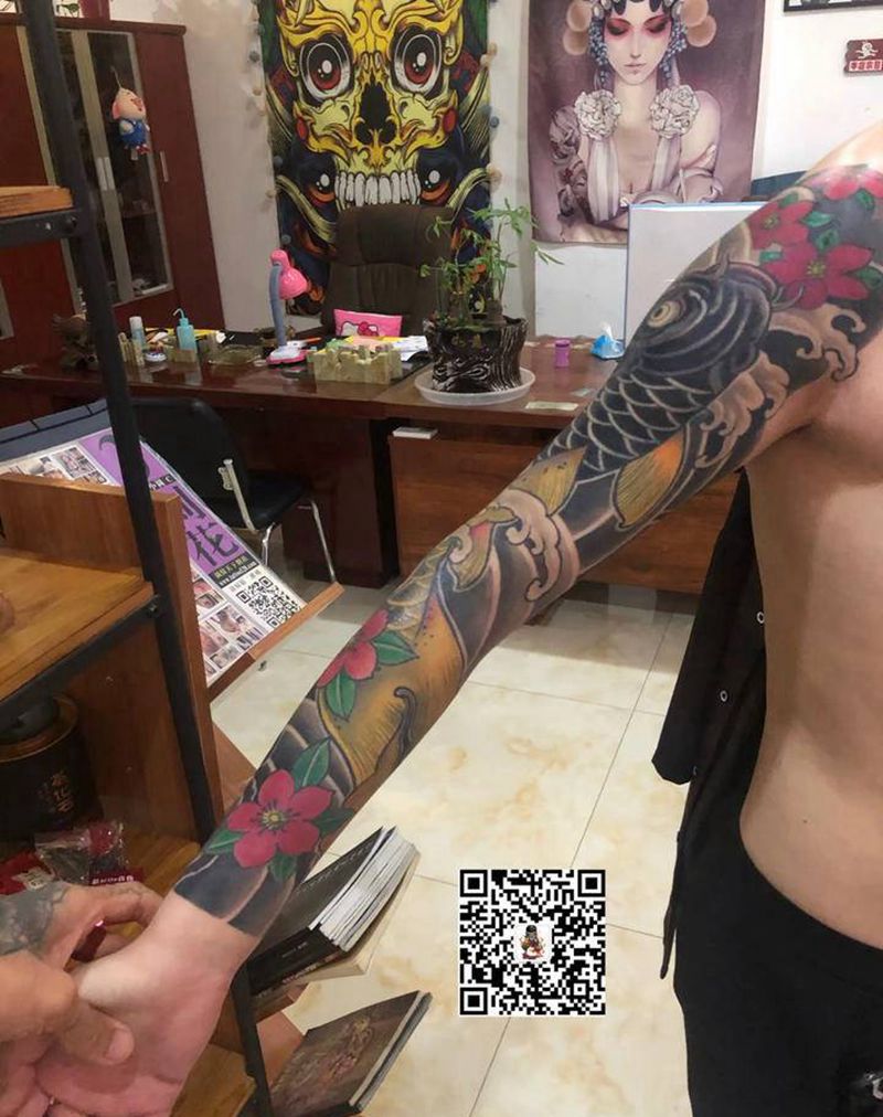 花臂纹身图片_手臂老传统彩色纹身图案