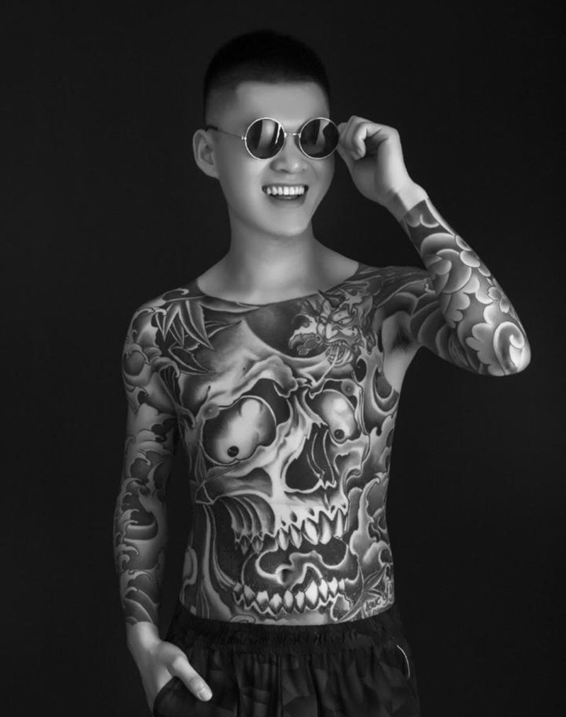 前胸纹身图片_胸部纹身图案