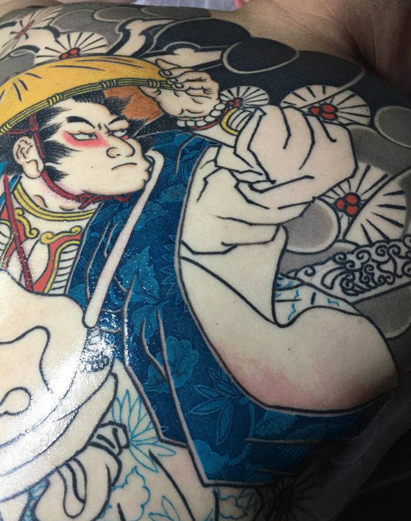 满背一角纹身图片_背部肩部老传统英雄纹身图案