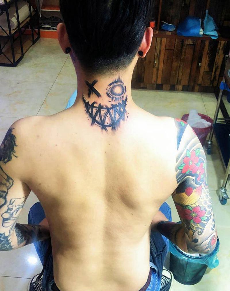 笑脸纹身图片_颈部纹身图案