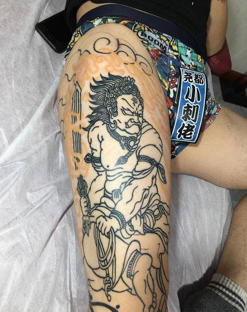 大腿不动明王线条篇纹身图片_臀部腿部老传统不动明王火焰纹身图案
