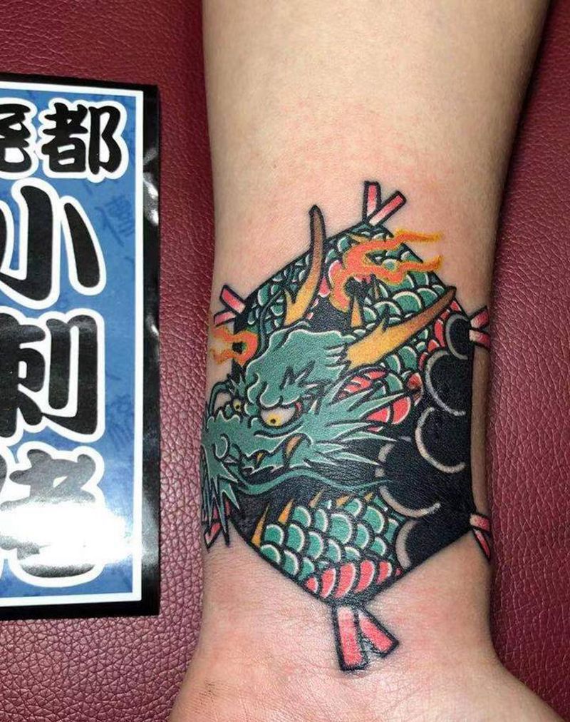 小龙遮盖纹身图片_手部手臂老传统Old School龙扇子纹身图案