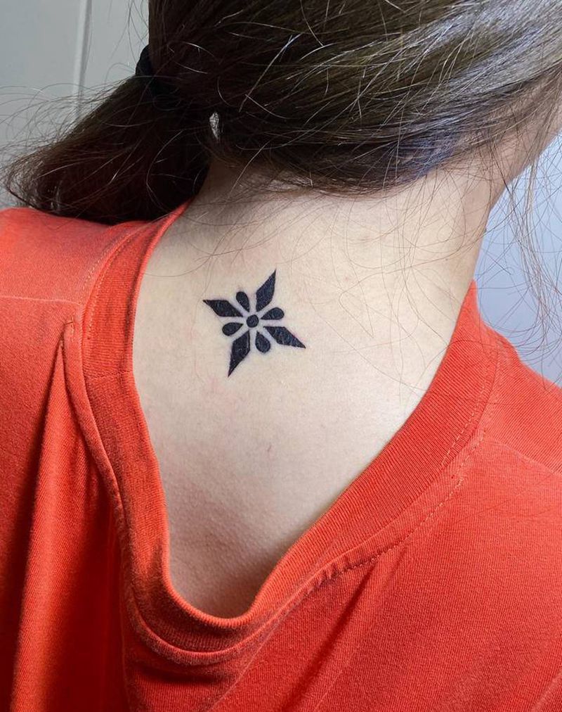 小清晰纹身图片_颈部手臂水彩花体字纹身图案