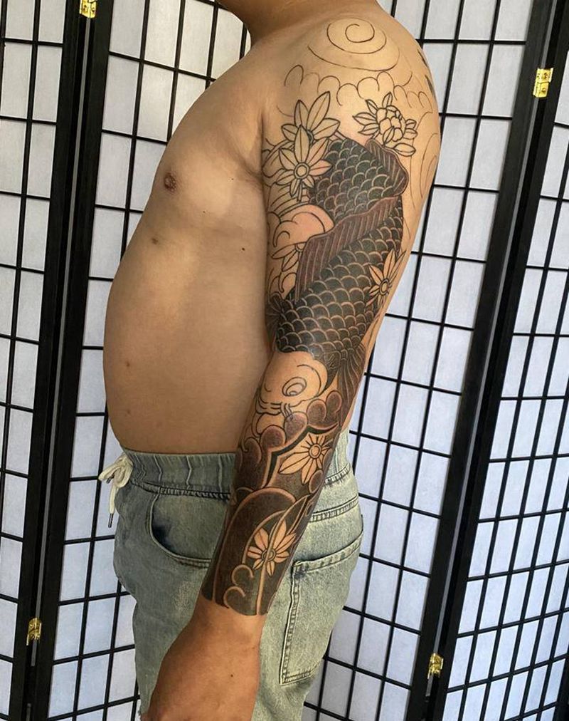 锦鲤花臂纹身图片_手臂老传统纹身图案