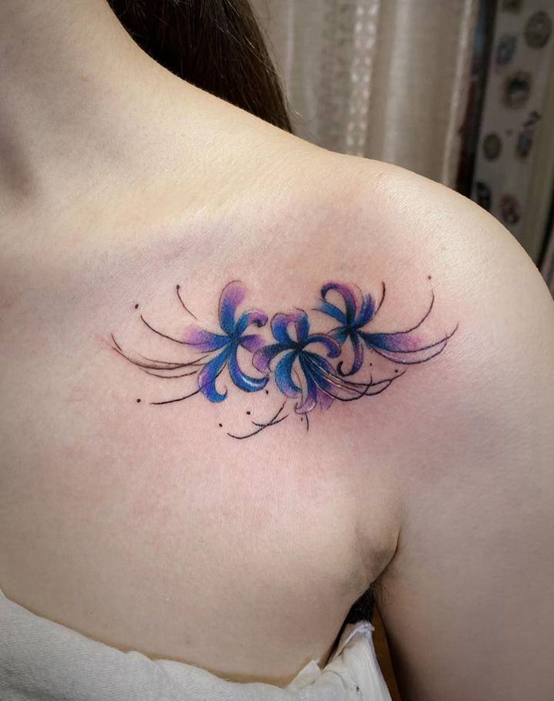 彼岸花纹身图片_肩部胸部水彩水墨彼岸花纹身图案