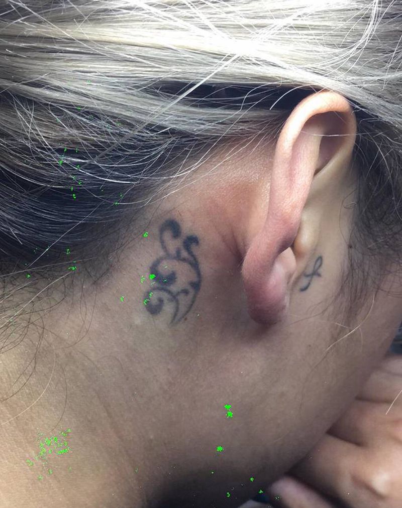 耳后风采纹身图片_颈部几何纹身图案