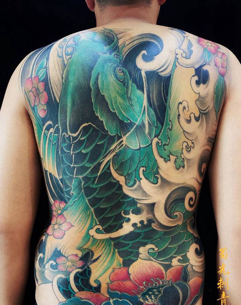 锦鲤纹身图片_背部新传统纹身图案