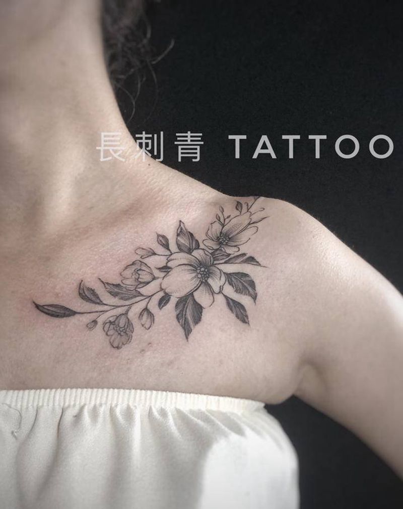 锁骨 素花纹身图片_胸部纹身图案