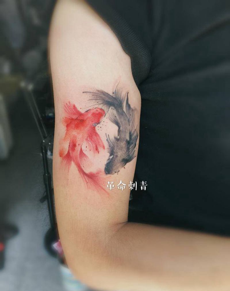 水墨锦鲤纹身图片_手臂水墨纹身图案