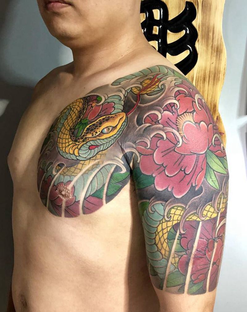 彫國作品 半甲蛇纹身图片_胸部老传统新传统纹身图案