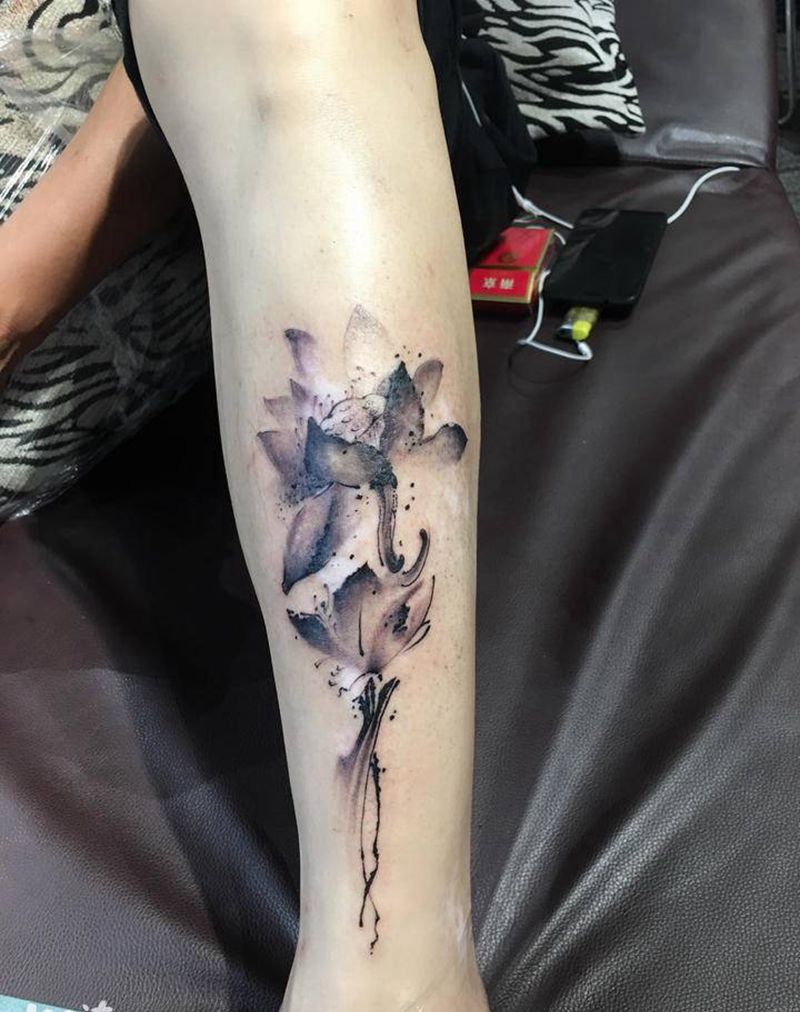 遮盖 墨莲纹身图片_腿部水墨纹身图案