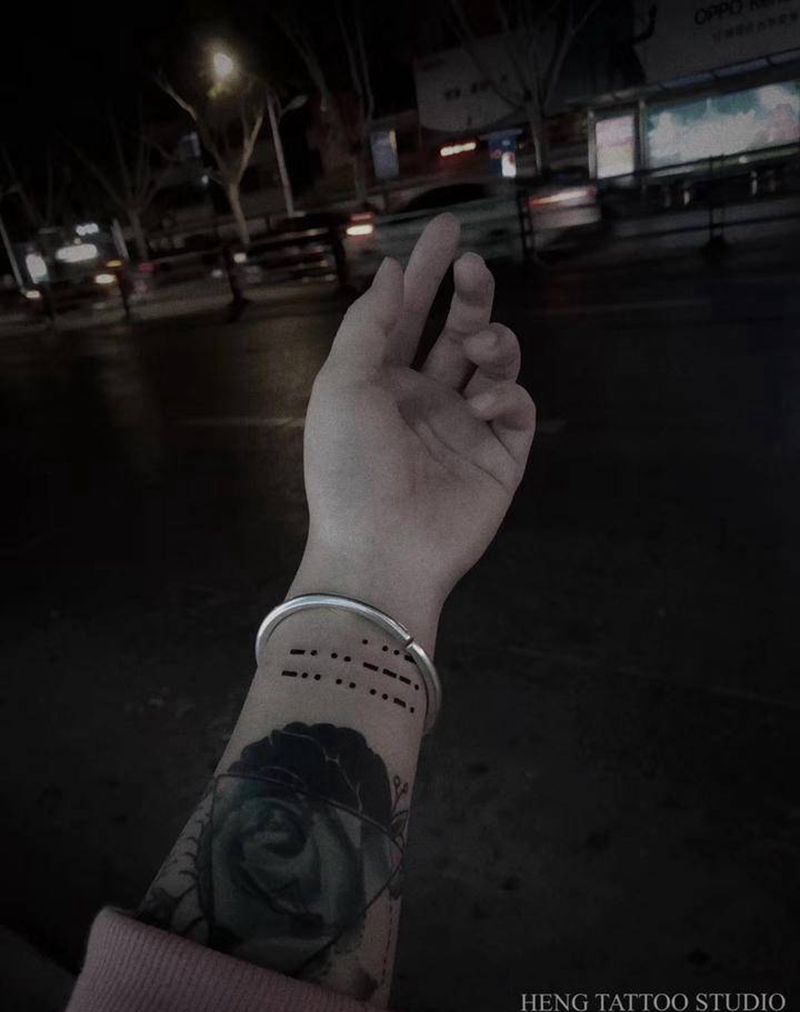 摩丝密码纹身图片_手部图腾纹身图案