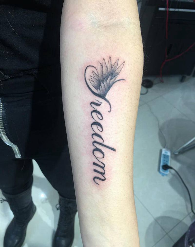 Freedom纹身图片_手臂花体字欧美写实纹身图案