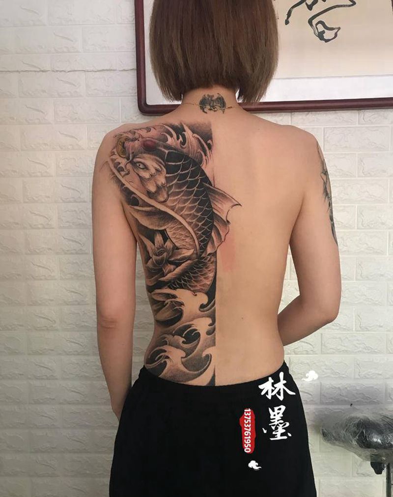 鱼纹身图片_背部新传统纹身图案