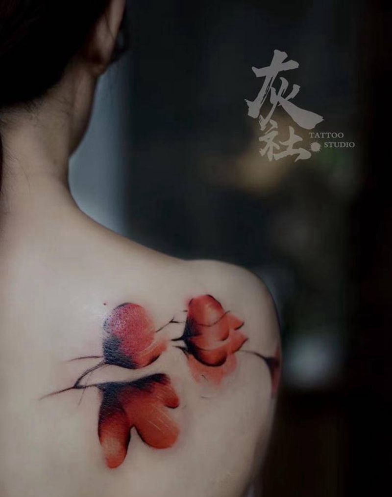 花纹身图片_肩部水彩纹身图案