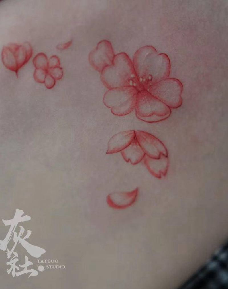 樱花纹身图片_腰部水墨纹身图案