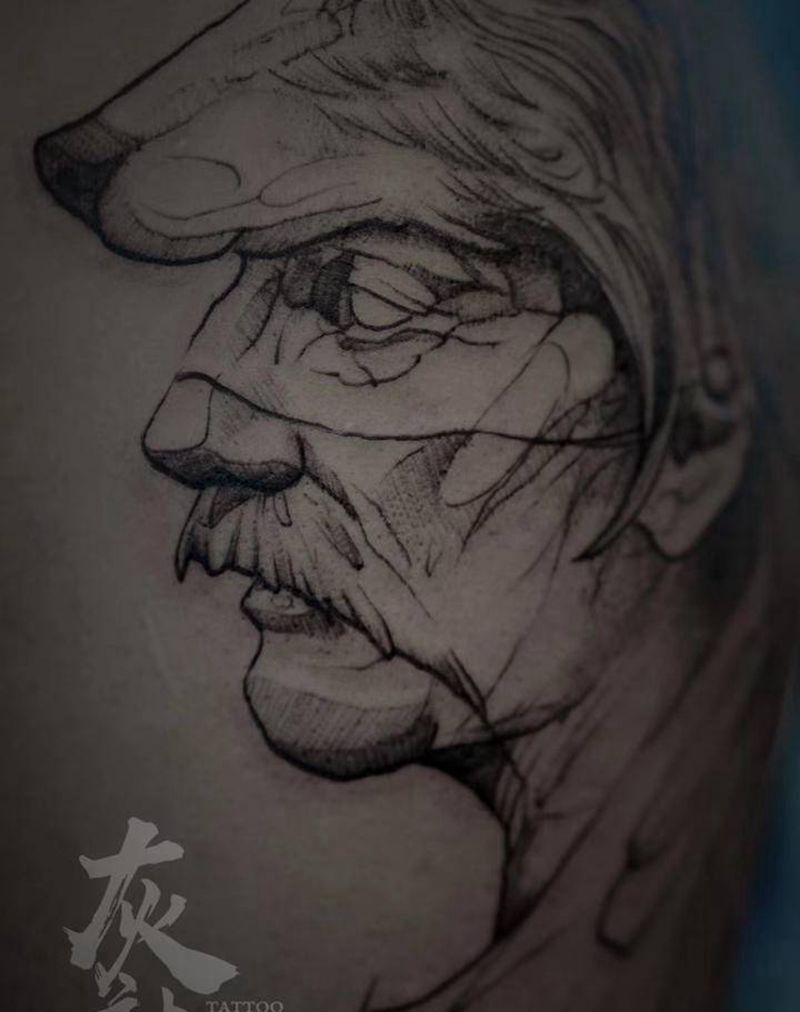 老人纹身图片_手臂几何点刺纹身图案