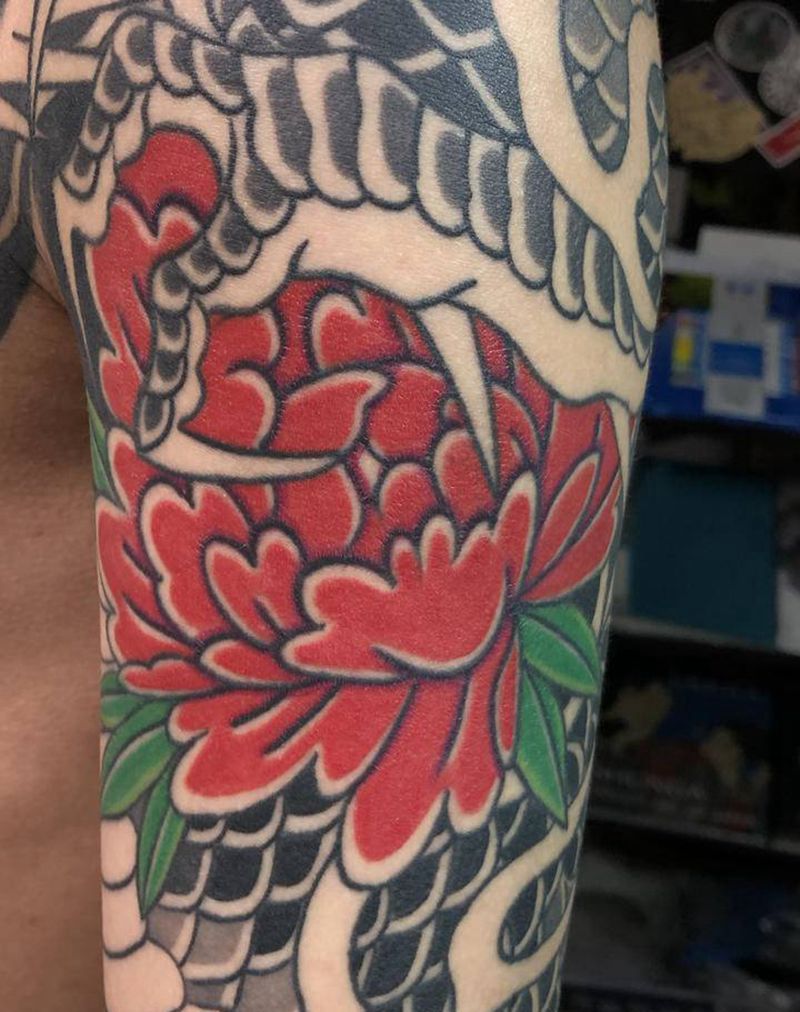 两条龙臂上的牡丹花纹身图片_手臂手部老传统新传统纹身图案