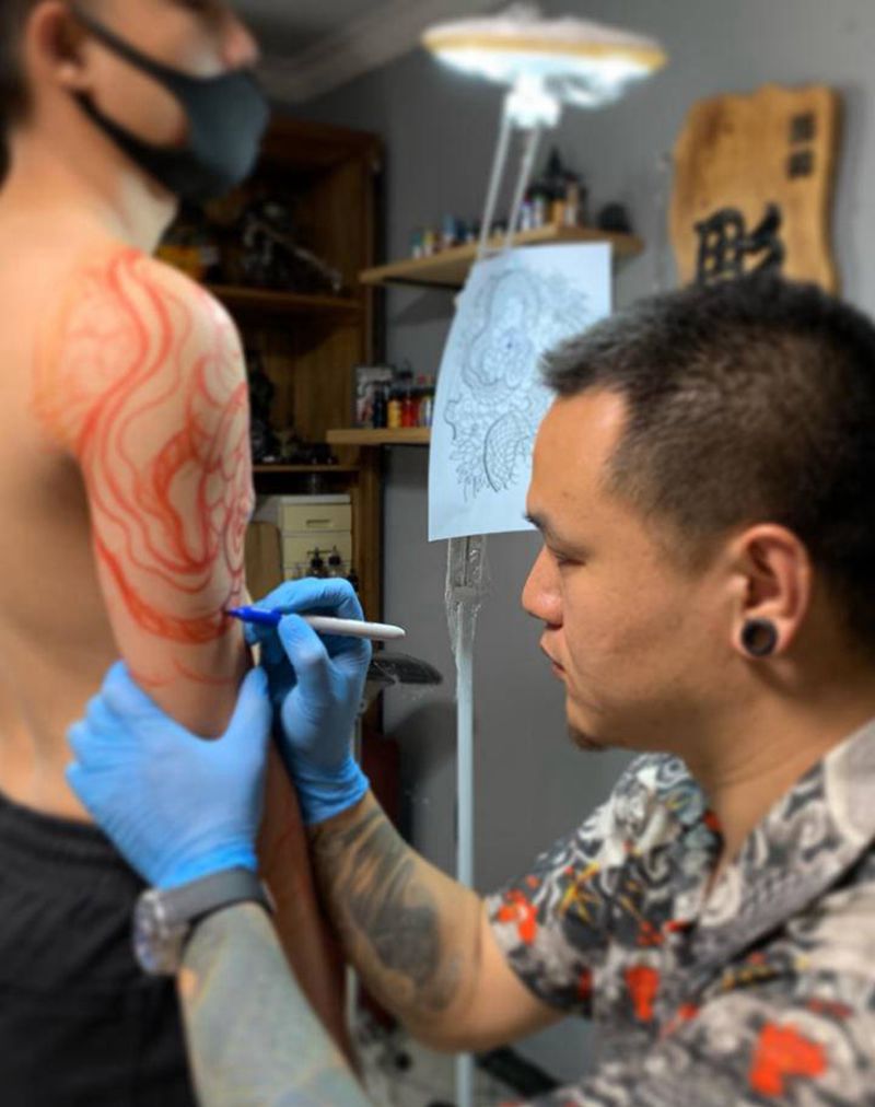 进度中蛇七分臂纹身图片_手臂手部老传统纹身图案