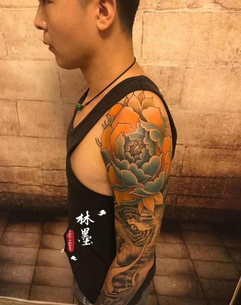 彩色花纹身图片_肩部新传统纹身图案