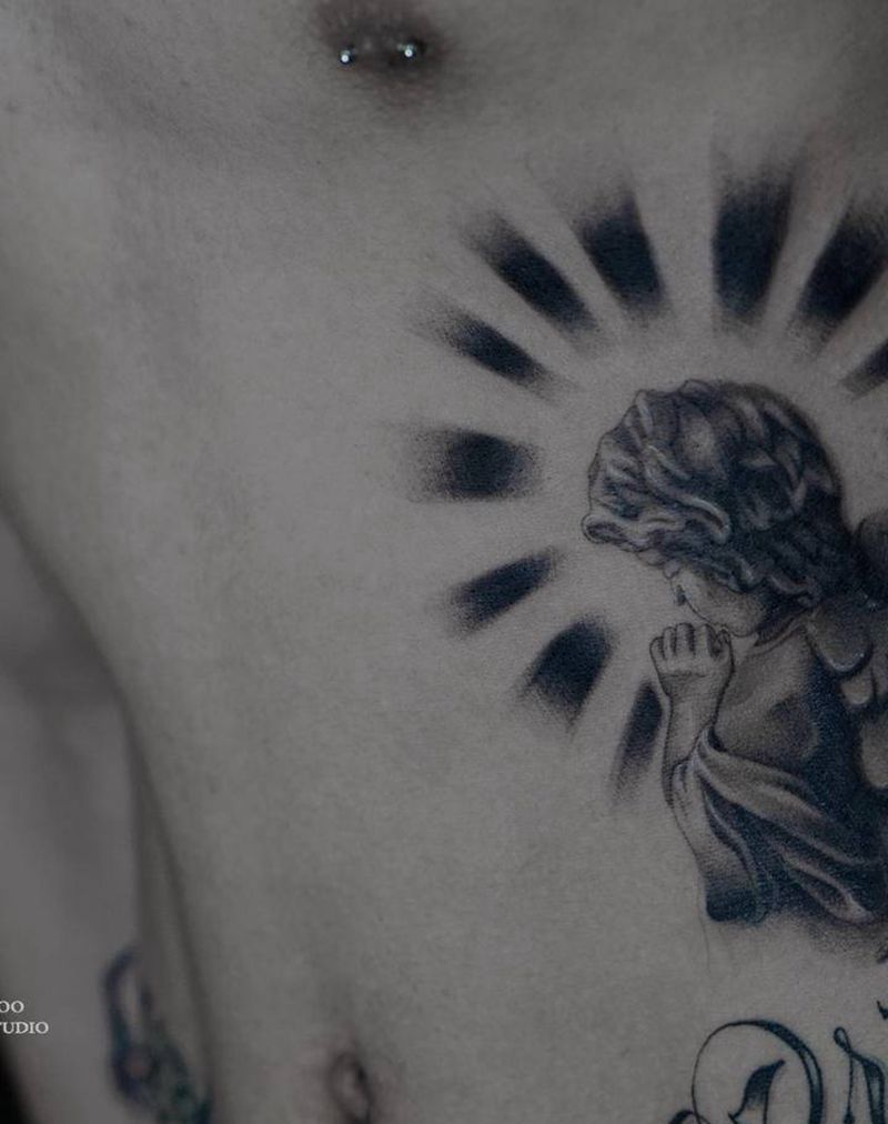 小天使纹身图片_腹部欧美写实纹身图案