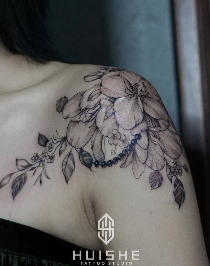 素花纹身图片_肩部点刺水彩纹身图案