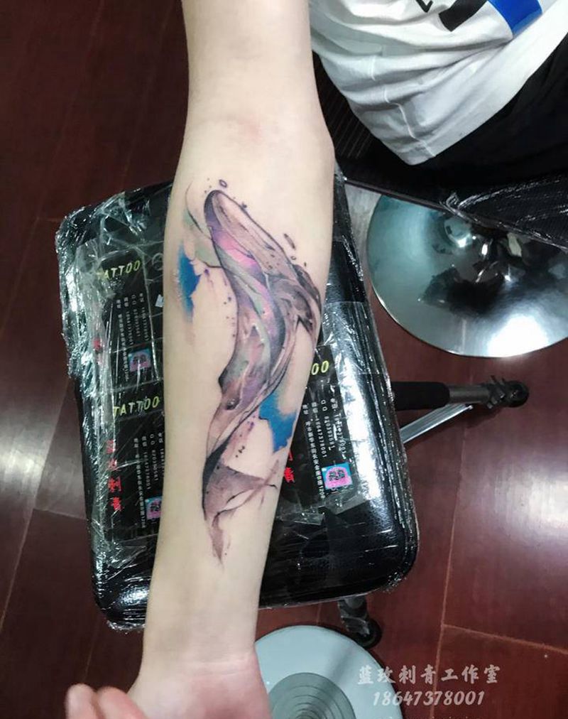 水墨鲸鱼纹身图片_手臂纹身图案