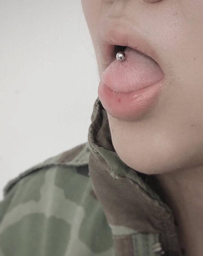 舌钉纹身图片_穿孔纹身图案